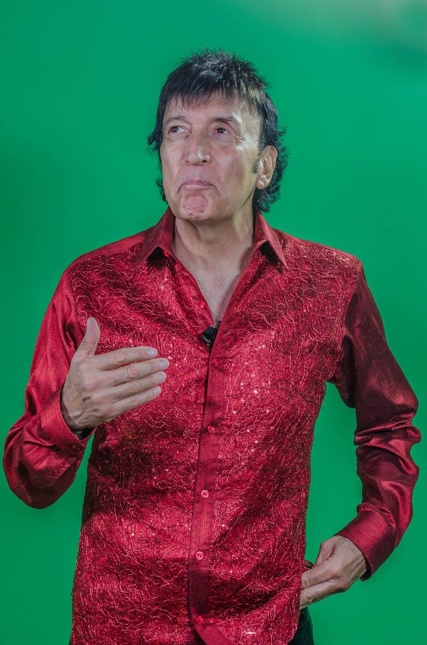 Memo Ríos en vestuario rojo